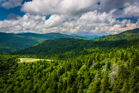 远处的群山和 Blue Ridge 大道从魔鬼视图