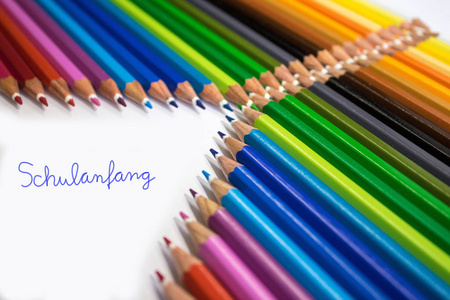 许多五颜六色的钢笔在几个安排以学校注册作为题字在德语