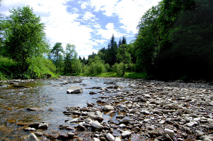在山河边的石滩