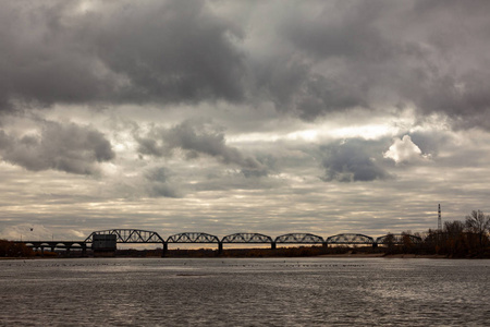 风景阴沉的天空, 河流和桥梁照片