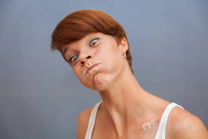 美丽的女人期待的情绪: 喜悦, 悲伤, 兴奋, 恐惧, 惊喜, 耻辱, 愤怒