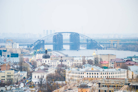 基辅 基辅 市, 乌克兰首都, 全景。五颜六色的房子和 Dnipro 河在背景。多云的春天下午。废弃的桥。过滤