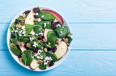 秋菠菜沙拉配苹果芝士核桃和干蔓越莓。健康素食食品