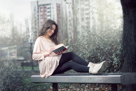 读一本书在公园中的女孩