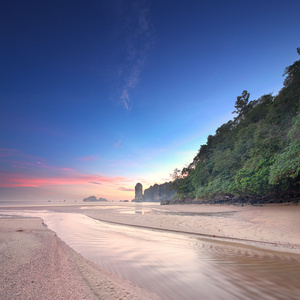 美丽的海滩与色彩斑斓的天空，泰国