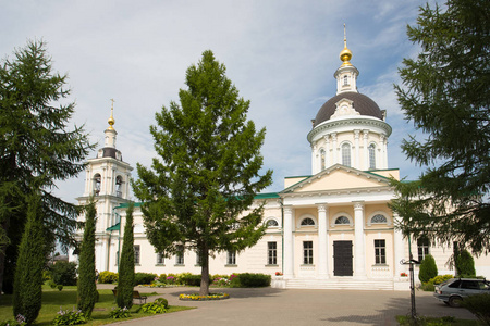 Kolomna, 俄罗斯。夏天阳光明媚的日子, 在蓝天下的迈克尔大天使教堂。古典正统寺庙