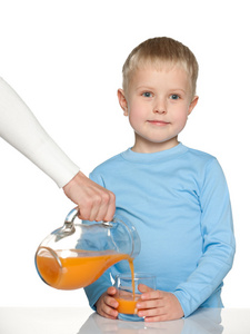 小男孩用一杯橘汁