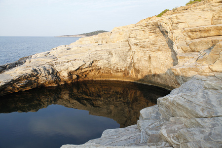 景观与水和岩石在萨索斯岛岛，希腊，称为焦拉美丽的纹理和细节的天然泳池
