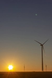 在夏季日出或日落在德国南部地平线上的风车