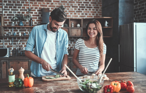浪漫情侣在厨房做饭.