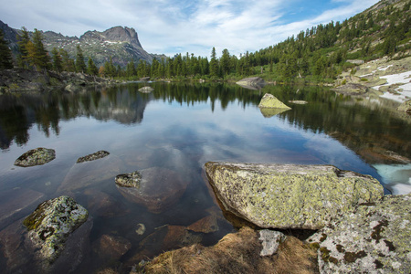 山是非常干净和清澈的湖。壮观的夏天风景在山。美丽的自然景色