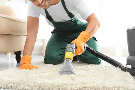 清洁工在室内清理地毯上的污垢, 特写