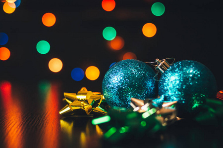 圣诞节球装饰在桌子上五颜六色的散景圆形花环灯光背景
