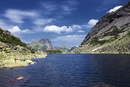 埃尔加基山西部的 sayans 在夏天