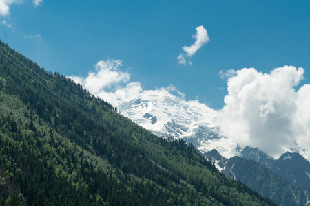 令人惊叹的山景与蓝色多云的天空背景