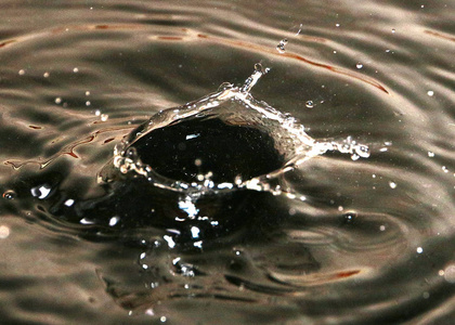 油桶表面的水滴和飞溅