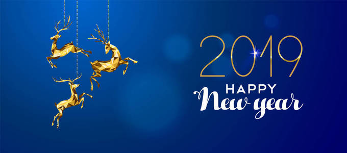 快乐的新年2019年消息与黄金低多聚驯鹿装饰在模糊的背景。度假卡或豪华派对邀请的理想选择