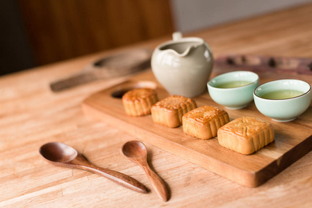 中国中秋月饼茶食品图片