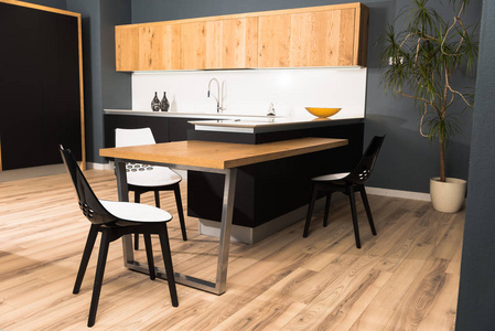 现代清洁轻型厨房的内饰与舒适的家具和盆栽