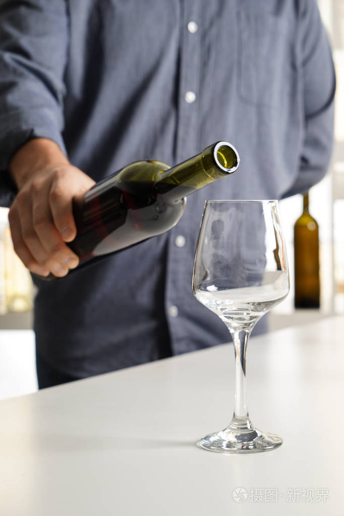 酒吧里倒在杯子里的美味葡萄酒