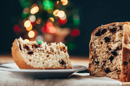 圣诞蛋糕 panettone 和圣诞装饰品