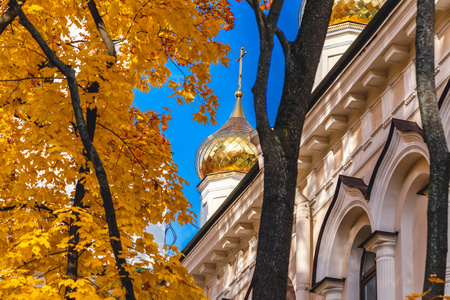 秋树背景下的俄国教堂