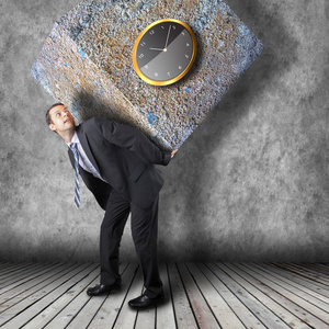 商人携带沉重的石包照片