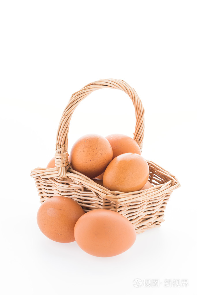 棕色在篮子里的鸡蛋