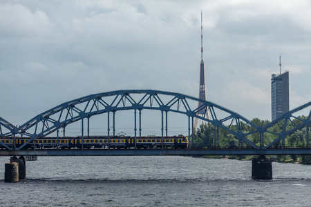 里加广播电视塔和一座铁路桥图片