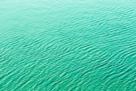 闪亮的绿色波浪水面波纹背景照片