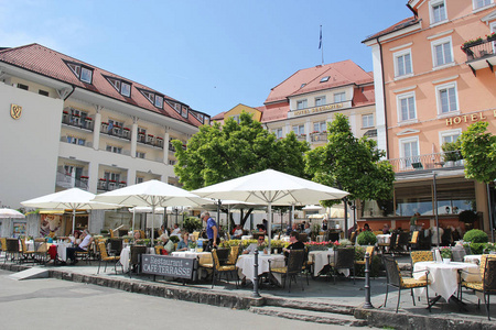 德国 Bodensee 林道老城街道的餐厅露台