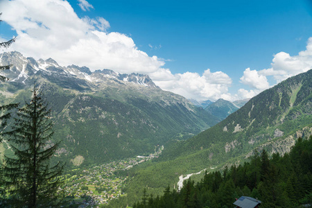 令人惊叹的山景与蓝色多云的天空背景