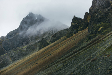 流浪探险家发现冰岛自然奇观。Stokksens Vestrahorn