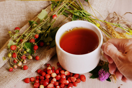 一杯茶在手, 鲜花和野生草莓桌上