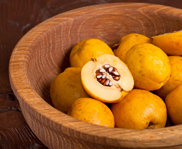 苹果木瓜苹果木瓜在柳条篮子什锦水果沙拉配蟹棍 (苹果, 玉米, 木瓜