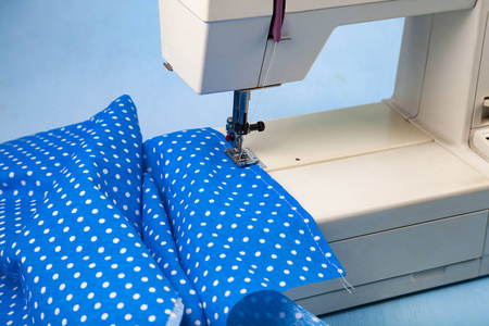 缝纫机和蓝色织物特写