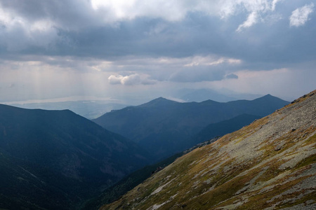 从斯洛伐克塔特拉山脉顶部 Banikov 山顶的山脉全景, 在明亮的日子里, 有暴风雨的云彩逼近