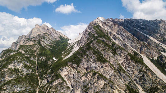 高山泥石流与雪高的岩石鸟瞰图