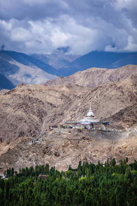 喜马拉雅山山顶上的佛教佛塔佛塔
