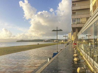 雨后 Vilagarcia de Arousa 的圣地亚哥海滩木板路