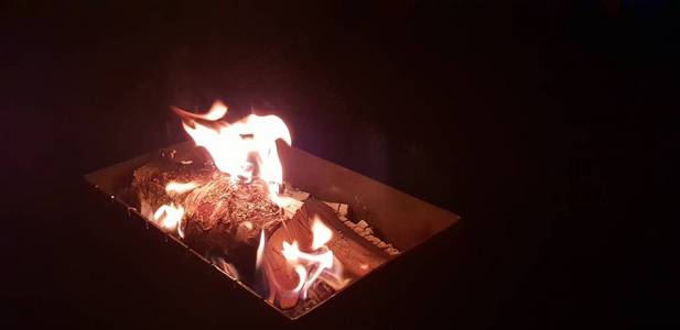 篝火在夜间燃烧