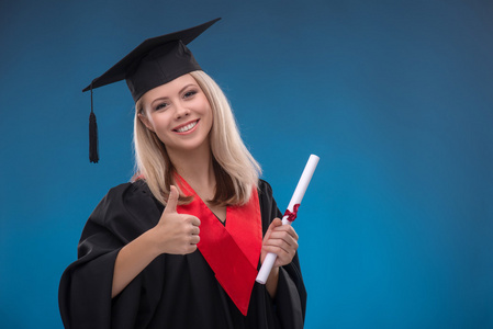 学生女孩把标志确定