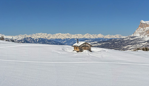 在冬天 dolimites 雪山背景木小屋小屋