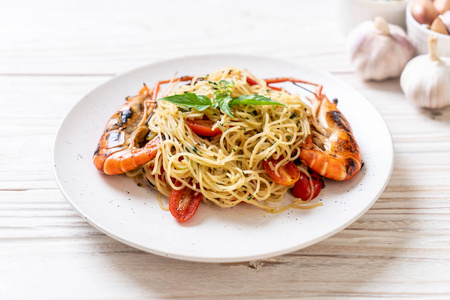 烤虾和西红柿炒意大利面意大利融合食品风格