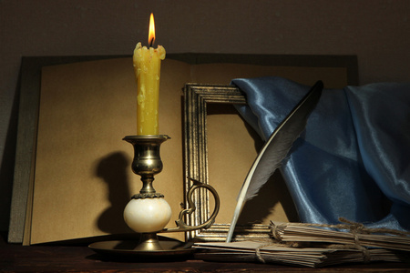 在房间的桌子上老蜡烛