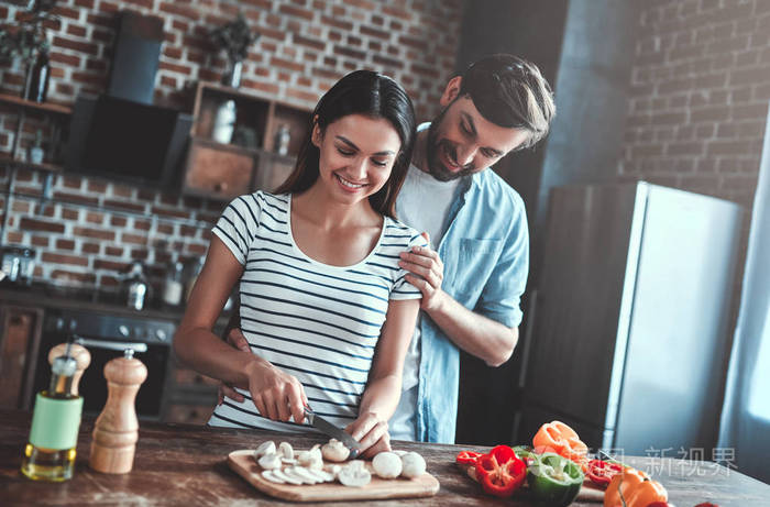 浪漫情侣在厨房做饭.