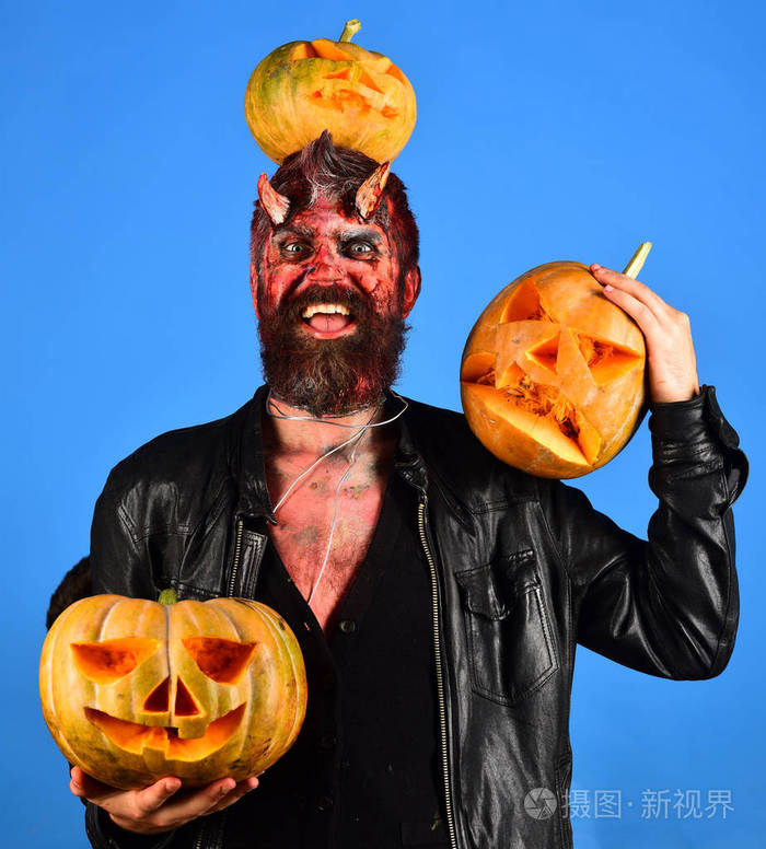 戴着吓人妆的男人抱着南瓜照片-正版商用图片08p830-摄图新视界