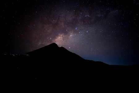 夜空银河芒林加尼龙目岛印度尼西亚