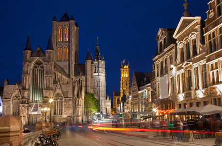 布鲁日晚上在 2012 年 6 月 24 日在根特，比利时 nichlas 教堂和市政厅从圣迈克尔斯桥期待