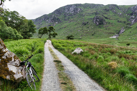 在多内加尔爱尔兰的一个偏远的山谷骑自行车。phtoo 是在格林威国家公园拍摄的。